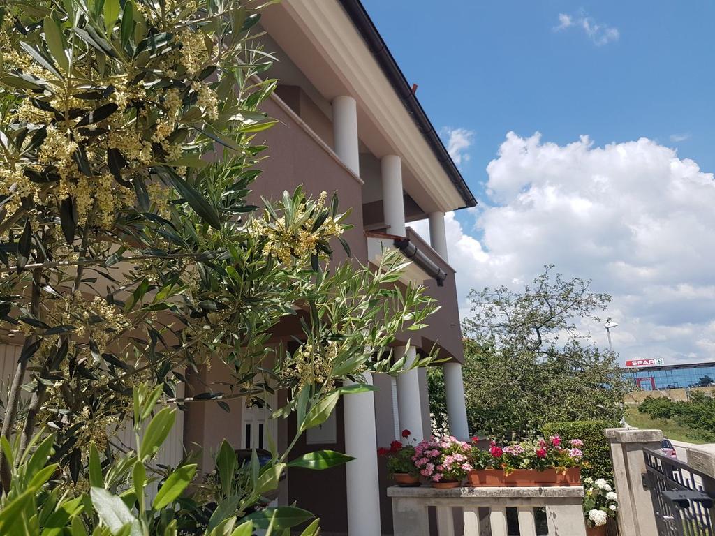 Apartments Ema Пула Екстериор снимка